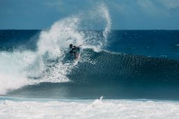 Airton Cozzolino in einer Welle auf Mauritius