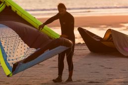 Kiter packt seinen Schirm ordentlich ein