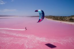 Marian Hund kitet auf dem Pink Lake in Australien