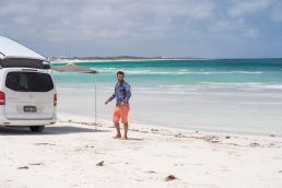 Marian Hund mit Camper in Shark Bay Australien