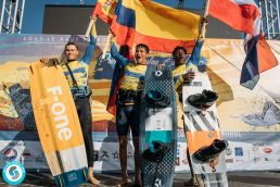 Die drei Gewinner jubeln auf dem Podium bei der Siegerehrung