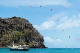 Nick Jacobsen springt mit dem Kite von einer 84 Meter hohen Karibik-Insel