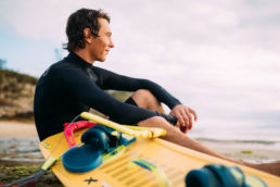 Maxime Chabloz sitzt am Strand