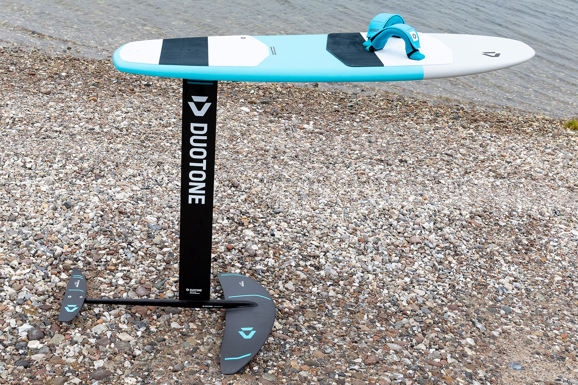 Board mit Foil montiert stehend am Strand