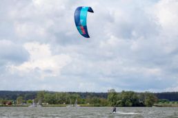 ein Kiter am Altmühlsee