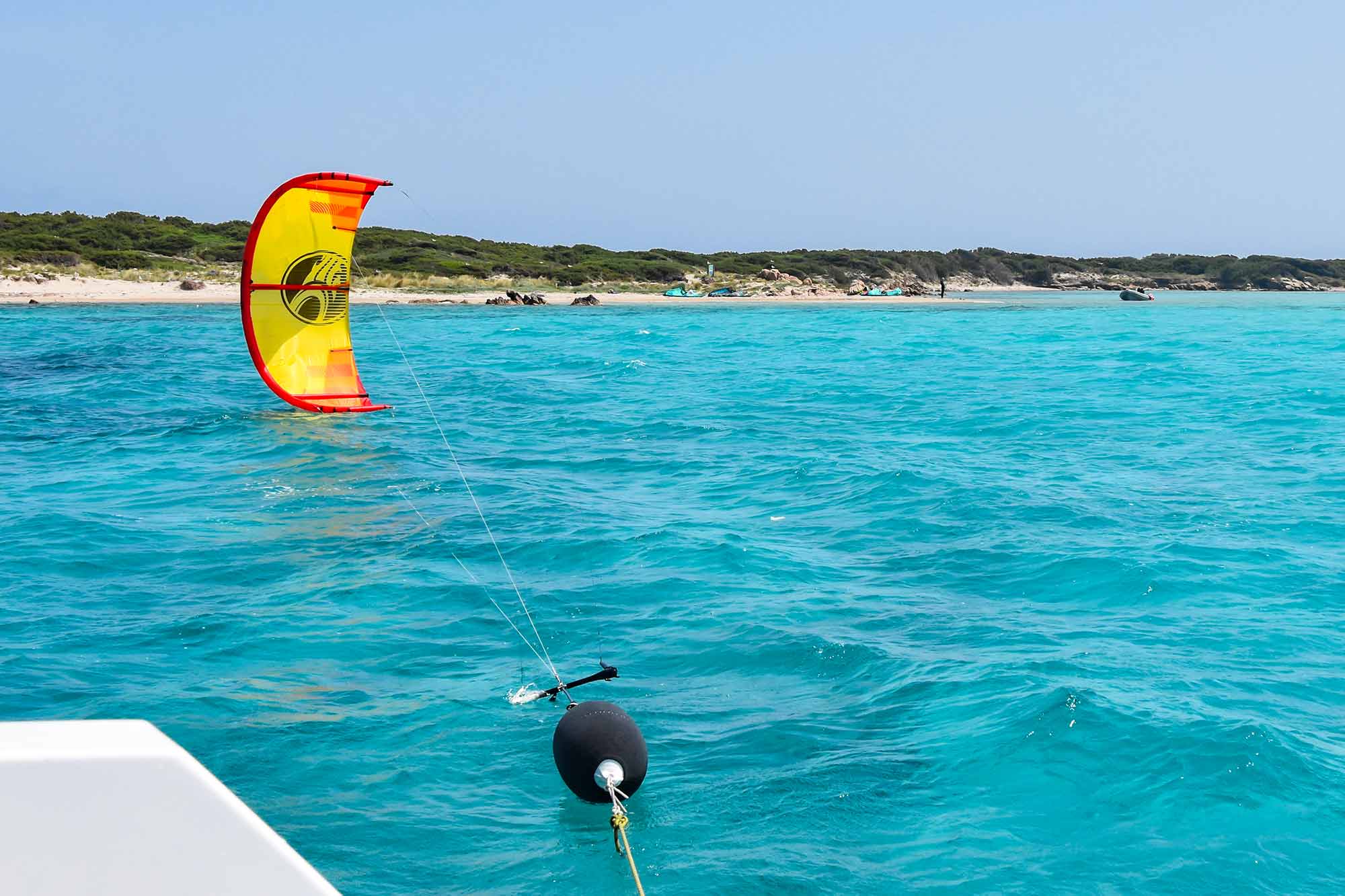 Starten eines Kites von einem Segelboot aus