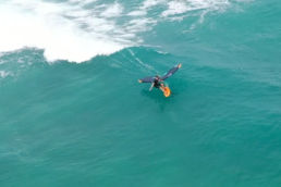 Wing-Foiler Titouan Galea in einer Welle auf Sal Cabo Verde