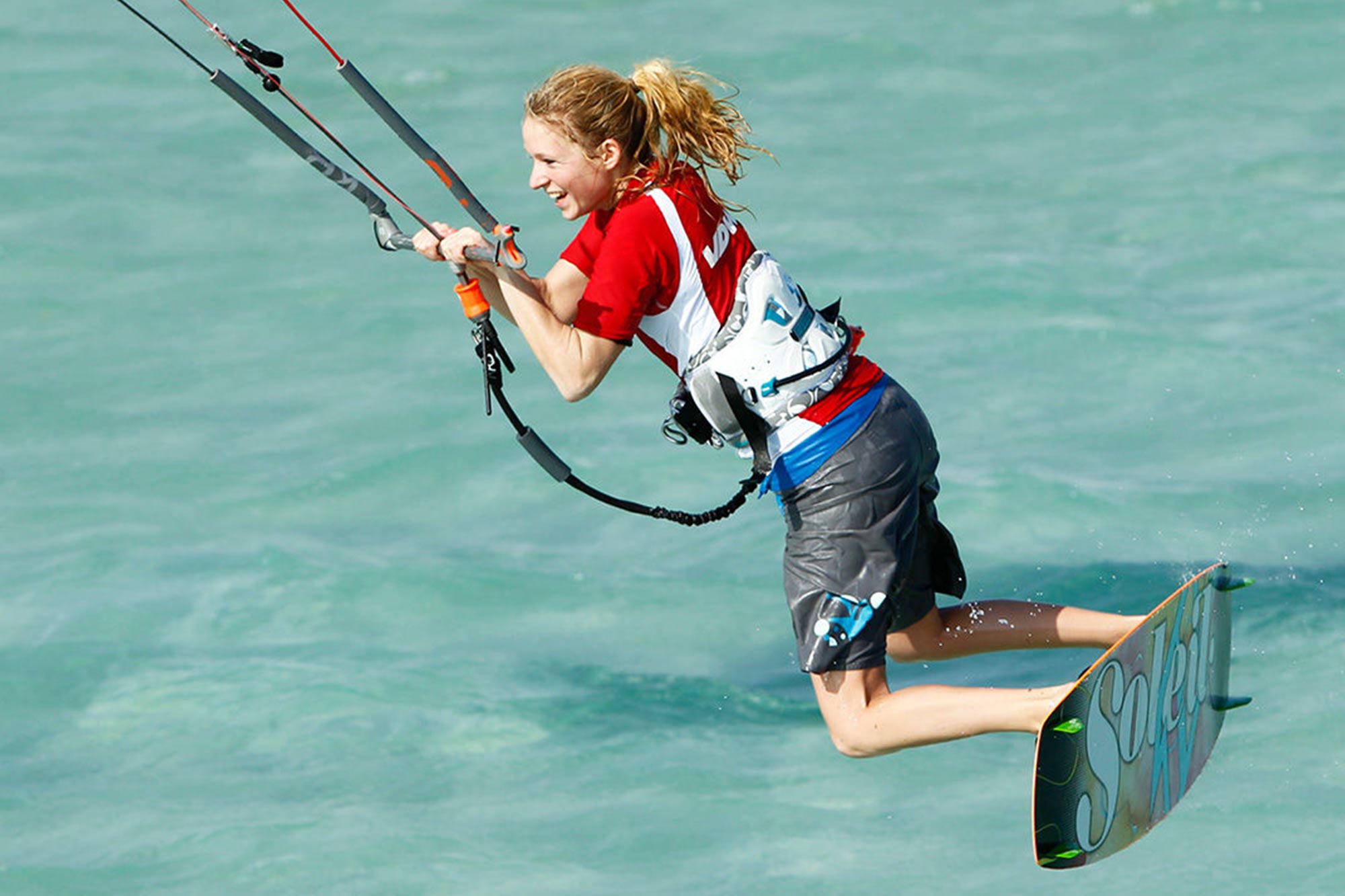 Kitesurferin beim Sprung