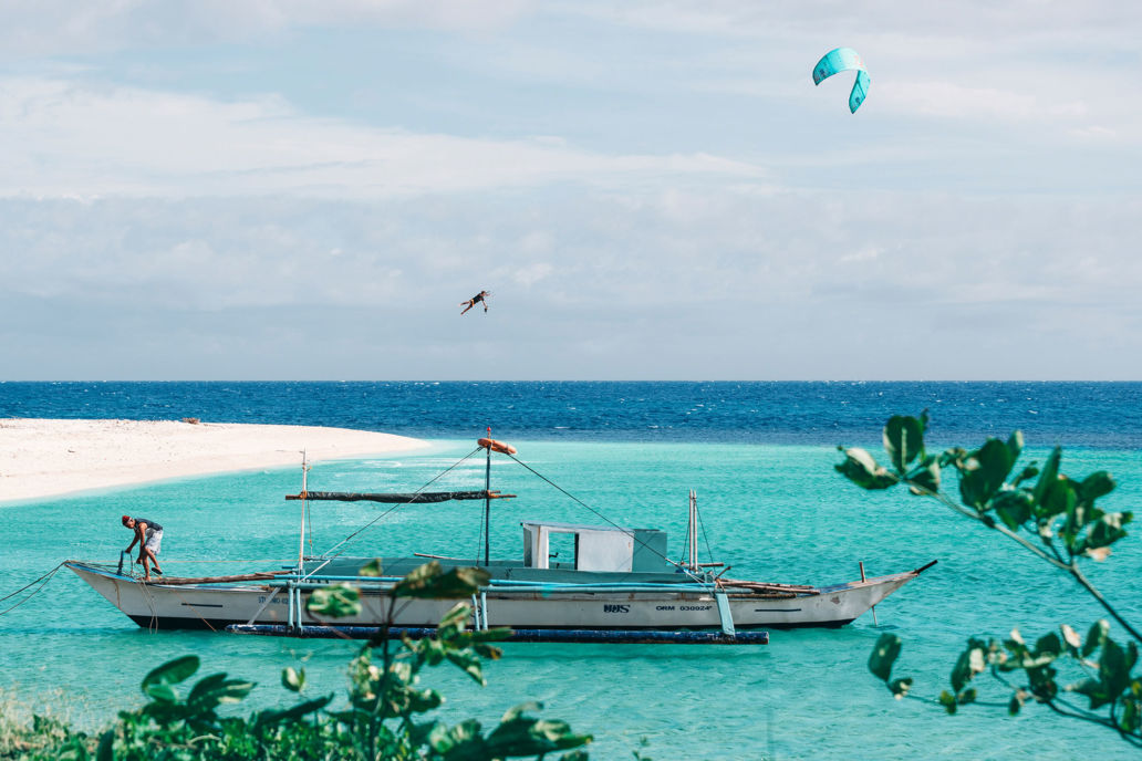 Nick Jacobsen zieht mit dem Reach Kiteloop Board-Offs auf einer einsamen Insel