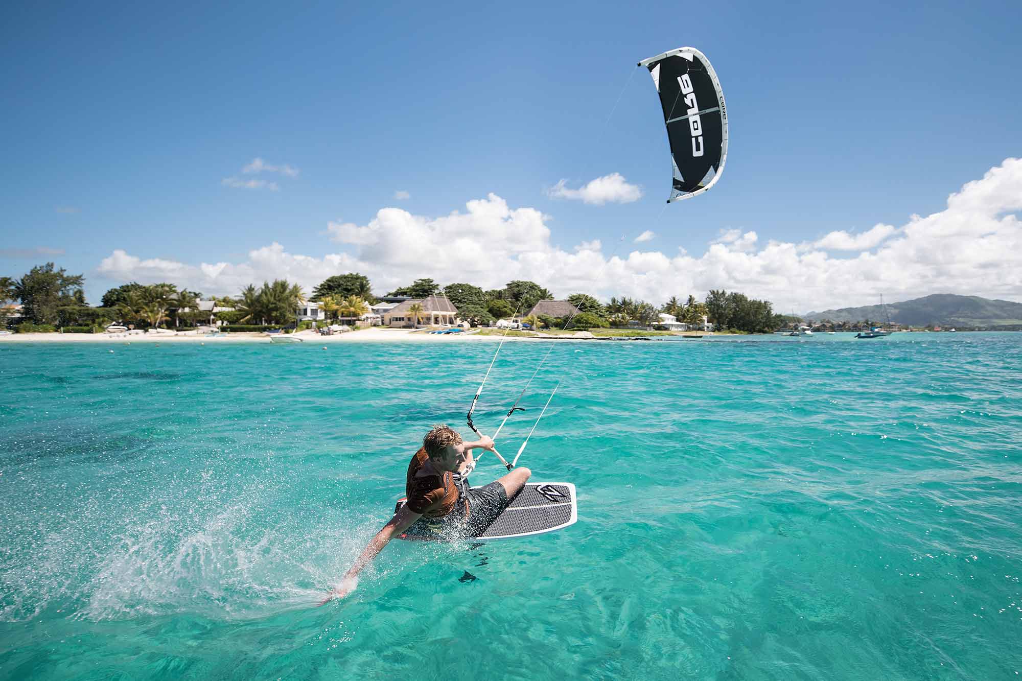 Ein Kiter mit einem Schirm von Core Kiteboarding