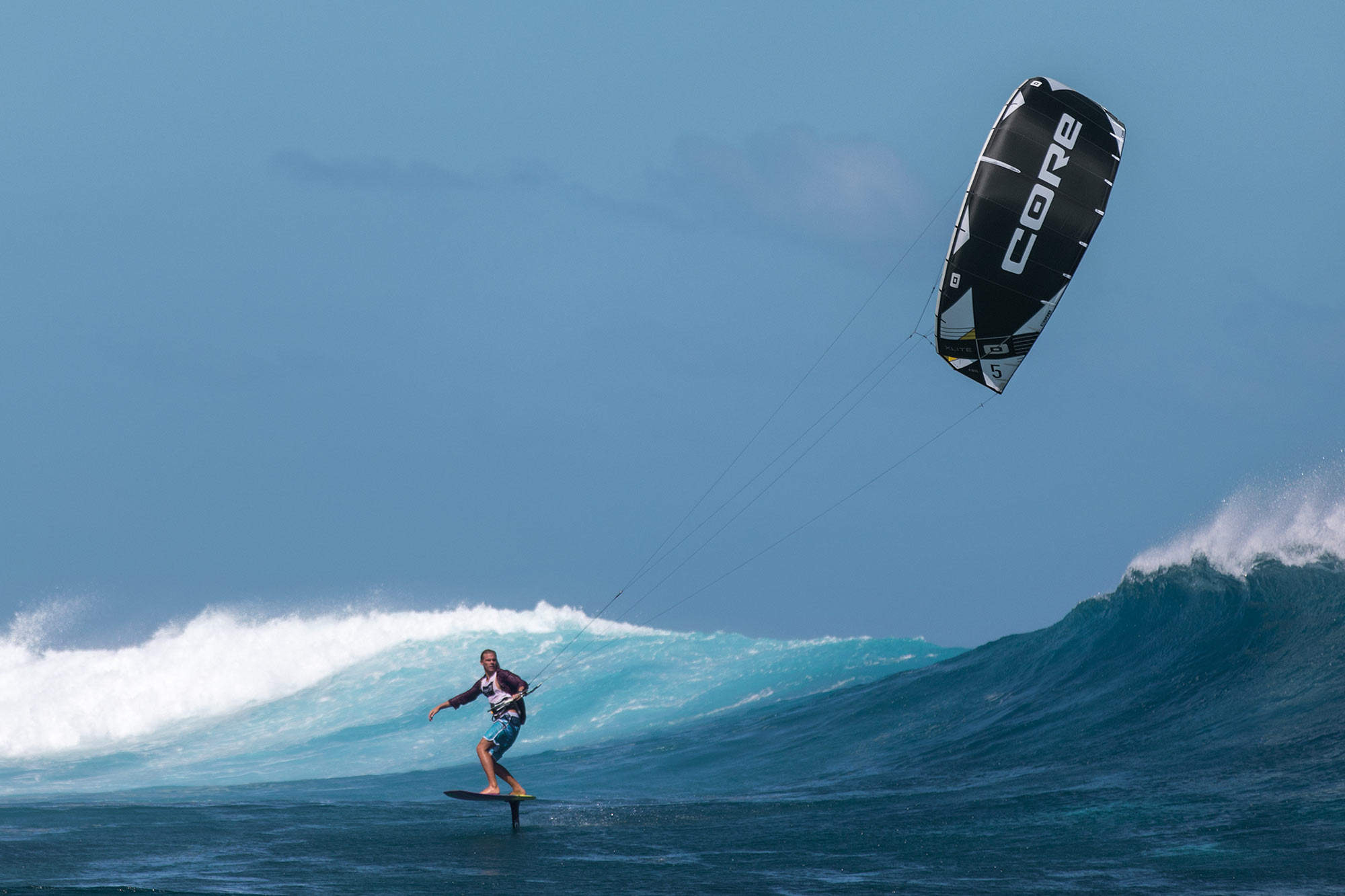 Ein Kiter mit einem Schirm von Core Kiteboarding