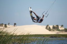 Ein Kiter mit einem Schirm von Core Kiteboarding