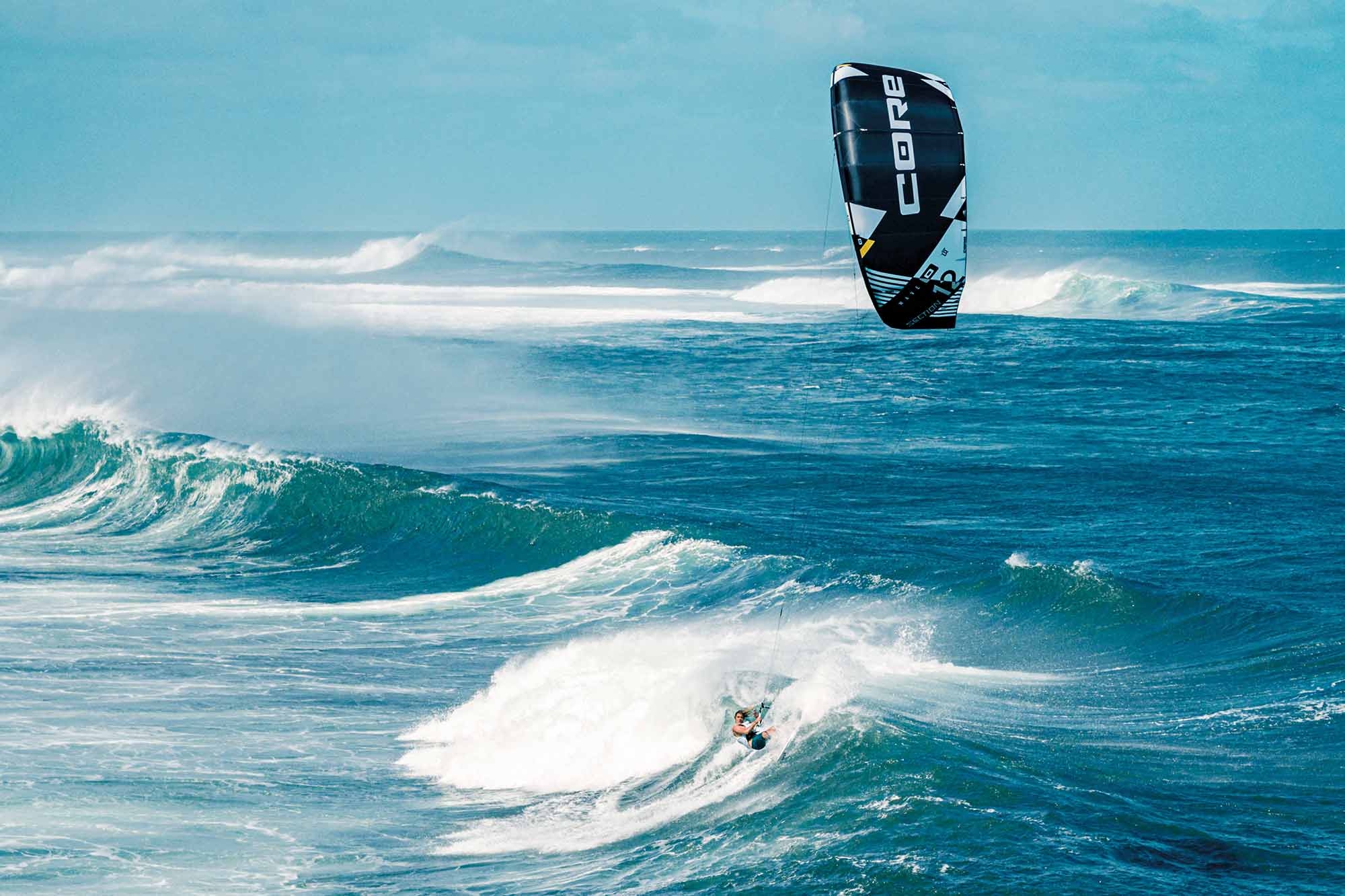 Ein Kiter mit einem Schirm von Core Kiteboarding