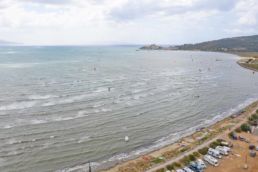 Kiter am Strand von Talamone in der Toskana