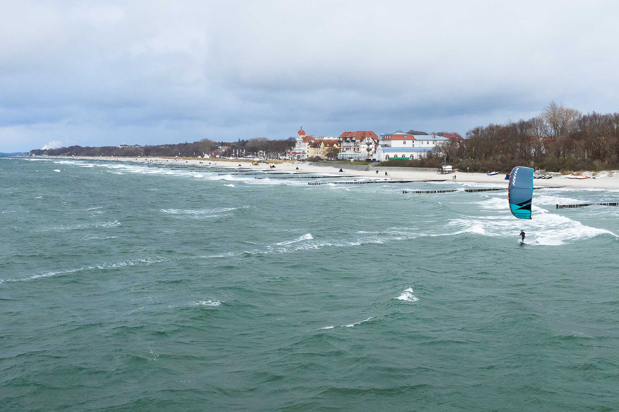 Kiter am Strand von Kühlungsborn an der Ostsee