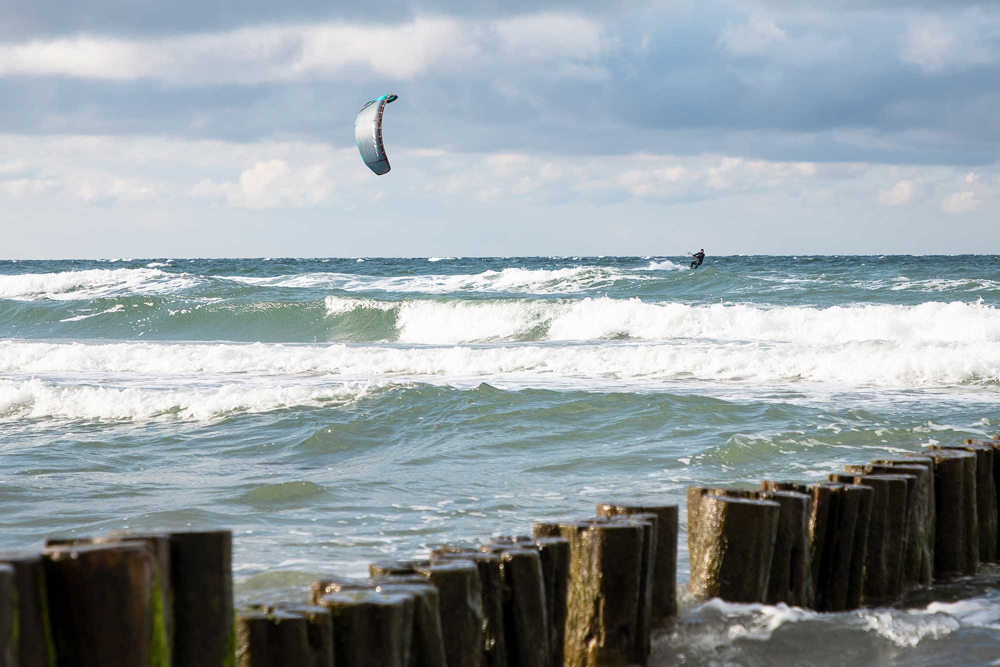 Kiter am Strand von Kühlungsborn an der Ostsee