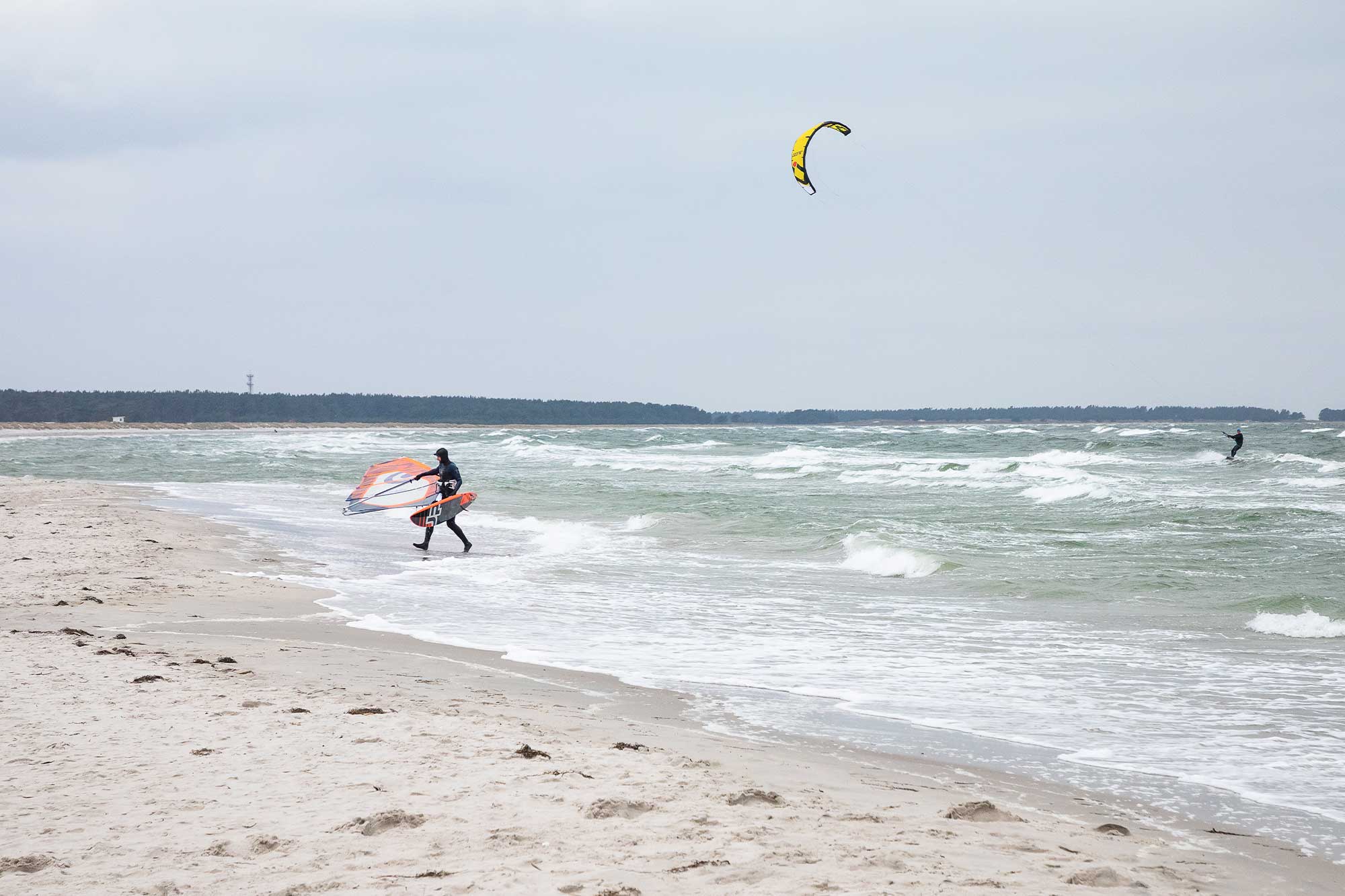 Kiter am Strand von Prerow an der Ostsee