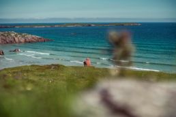 Blick auf den Ceannabeinne Beach in Schottland