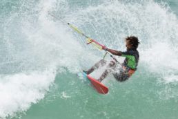 Kitesurfer in der Welle auf Boa Vista