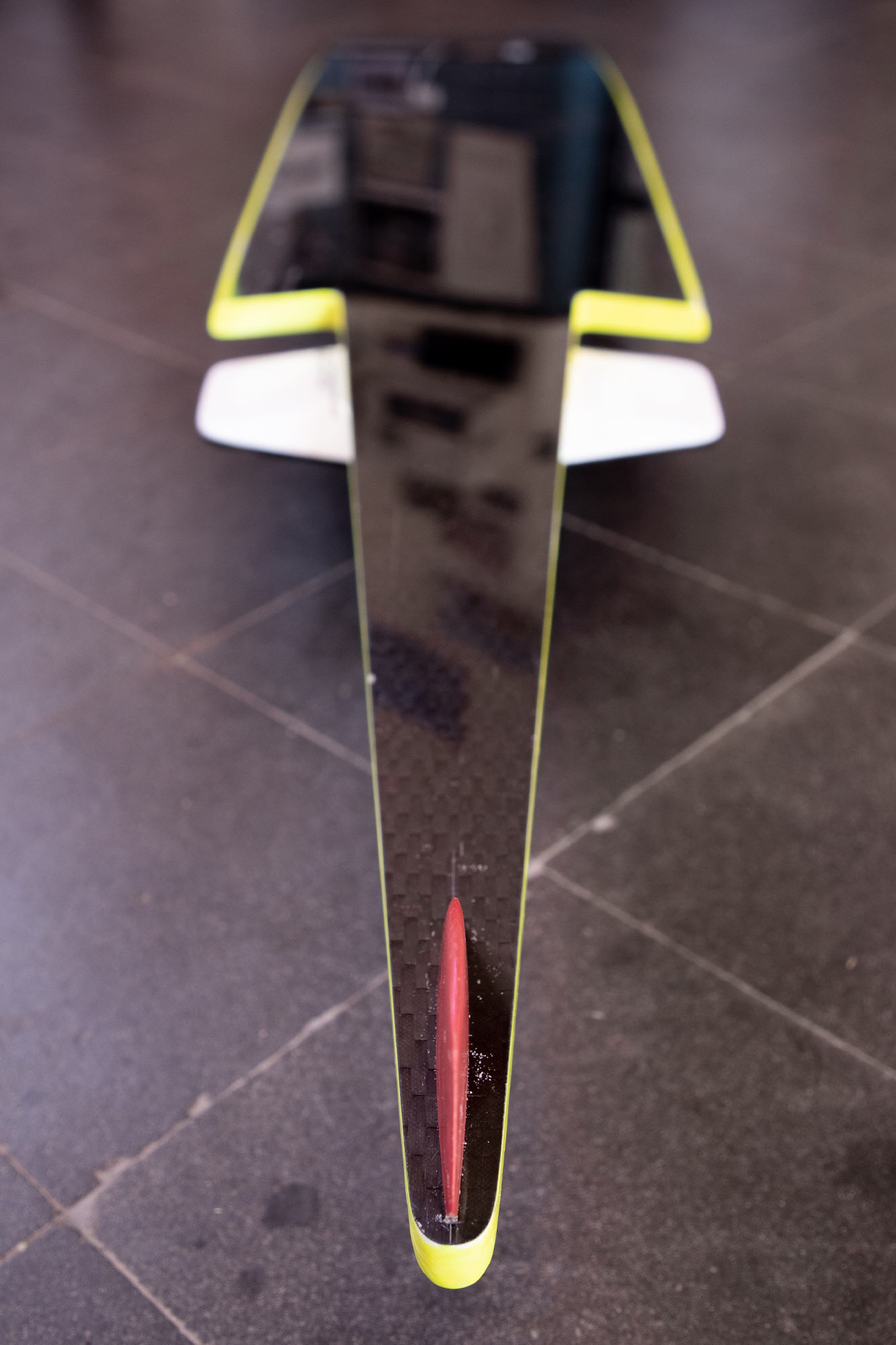 Das Powerboard von Speed-KiteDer gelbe Helm, die Kamera und GPS-­Ge­rä­te ­begleiten Til­mann bei jedem Speed-Run