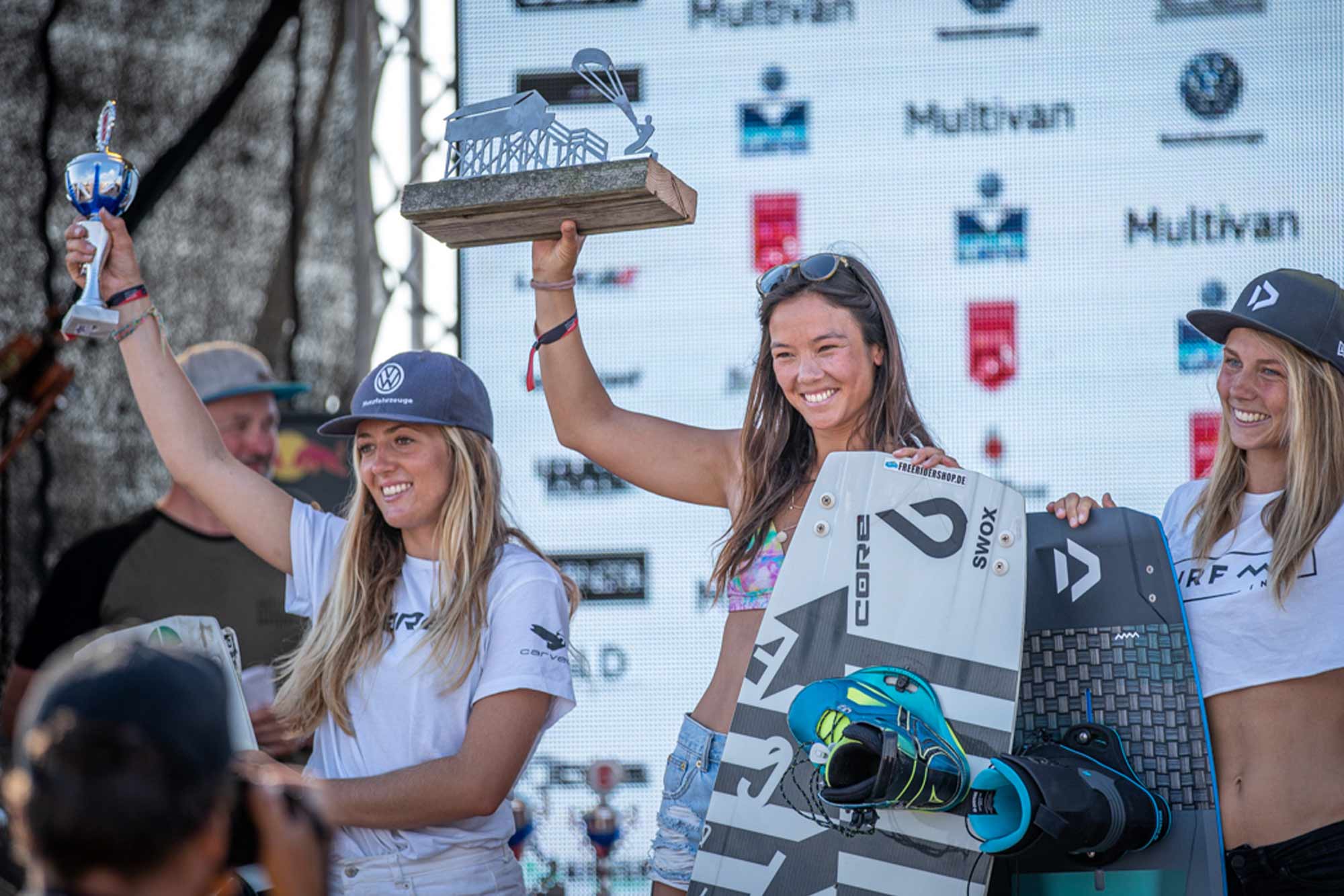 Alina Kornelli bei der Siegerehrung der Kitesurfer Masters in Sankt-Peter-Ording im August 2019 mit Sabrina Lutz (Mitte) und Merle Mönster (rechts)