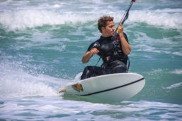 Jon Modica beim Kitesurfen