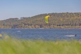 Ein Kiter auf dem Brombachsee