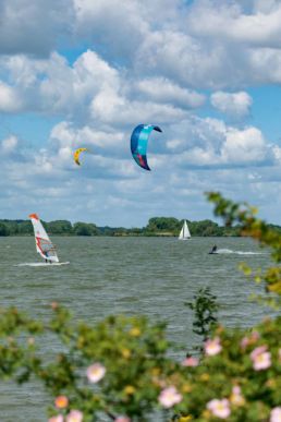 Surfer und Kiter fahren auf dem Altmühlsee