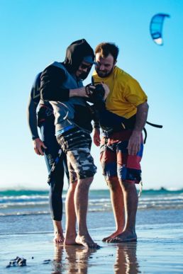 Drei Kiter am Strand