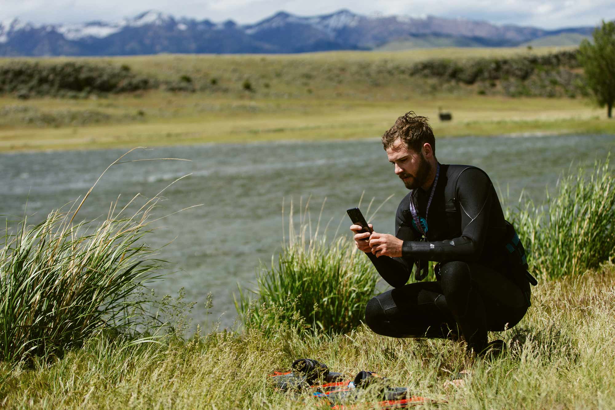 Ein Kiter mit einem Smartphone