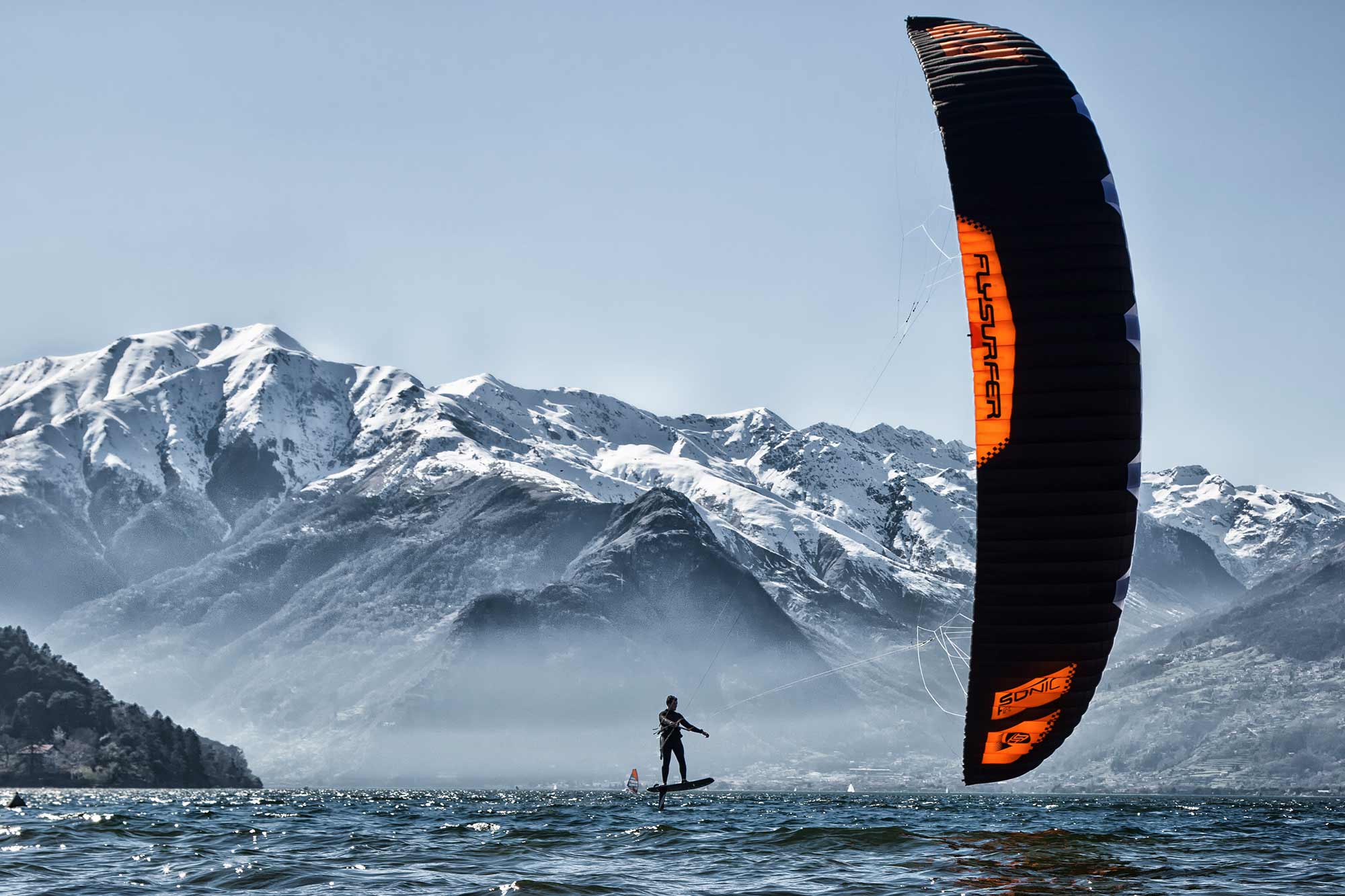 Ein Kiter im Winter mit einem Schirm von Flysurfer