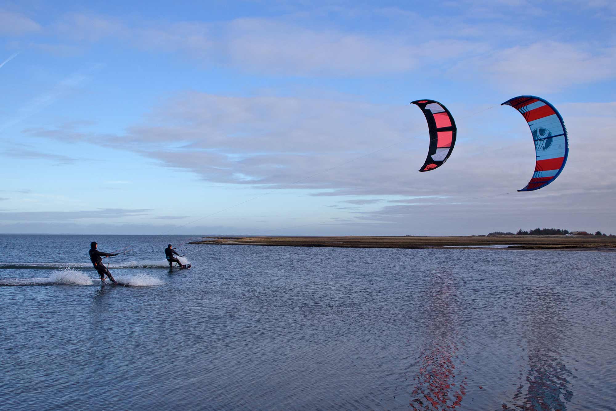 Zwei Kiter im Winter