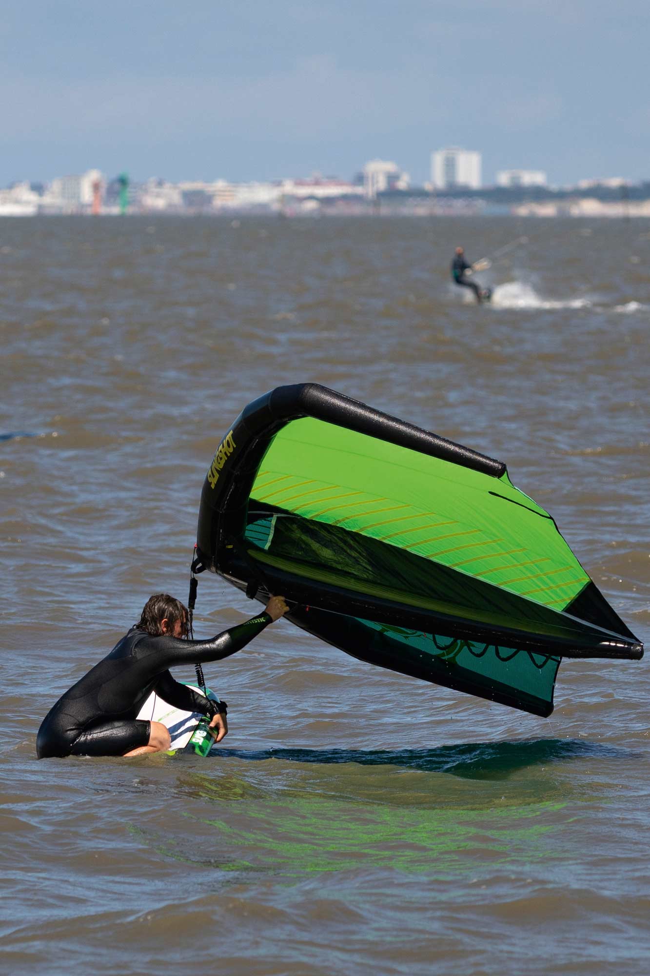 Ein Kiter mit einem Wingfoil