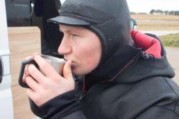 Ein Kiter trinkt einen warmen Tee