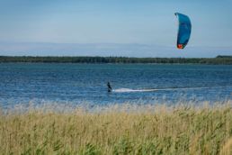 Ein Kiter am Spot Vaschvitz auf Ummanz an der Ostsee