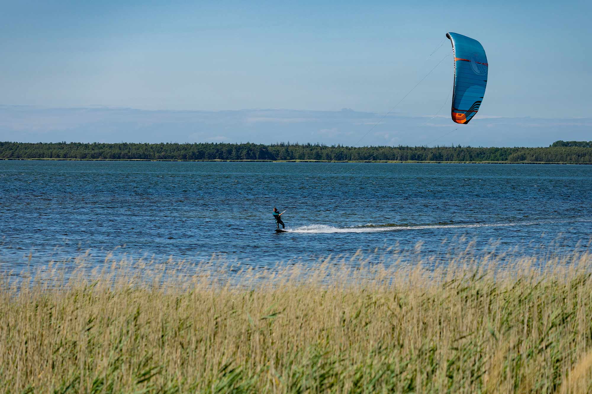 Ein Kiter am Spot Vaschvitz auf Ummanz an der Ostsee