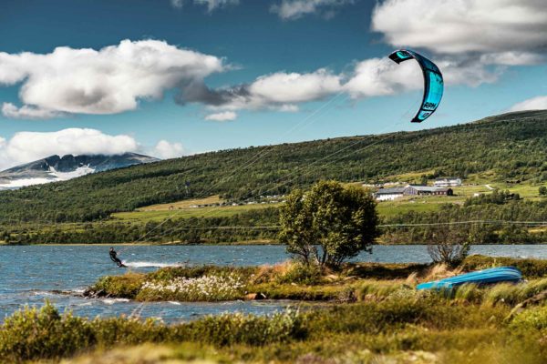 Ein Kiter auf dem Fjellsee in Norwegen