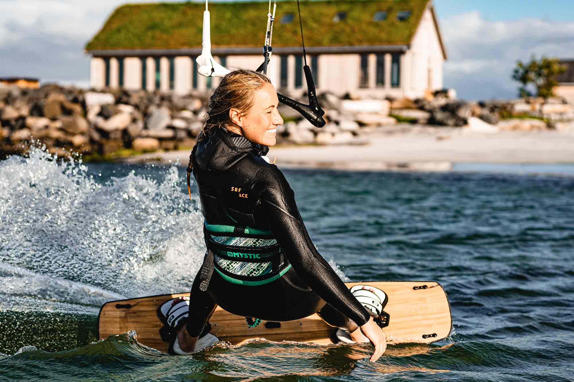 Eine blonde Frau beim Kiten in Norwegen