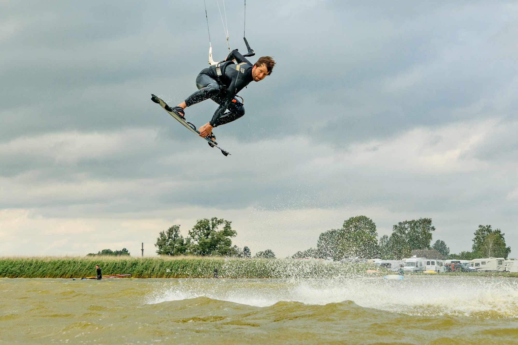 Malte Dietrich, Teamfahrer bei Cabrinha, kitte am Saale Bodden