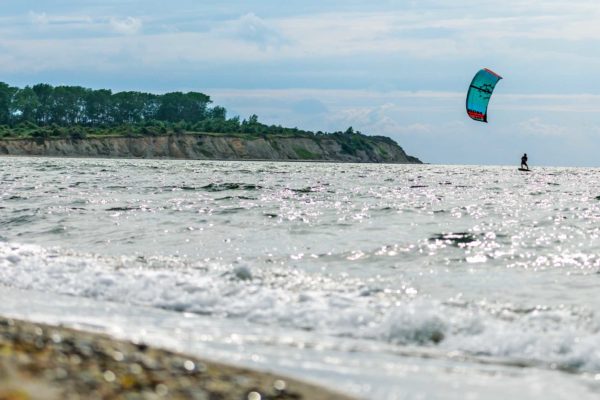 Ein Kiter vor der Insel Rügen an der Ostsee