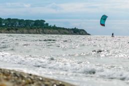 Ein Kiter vor der Insel Rügen an der Ostsee