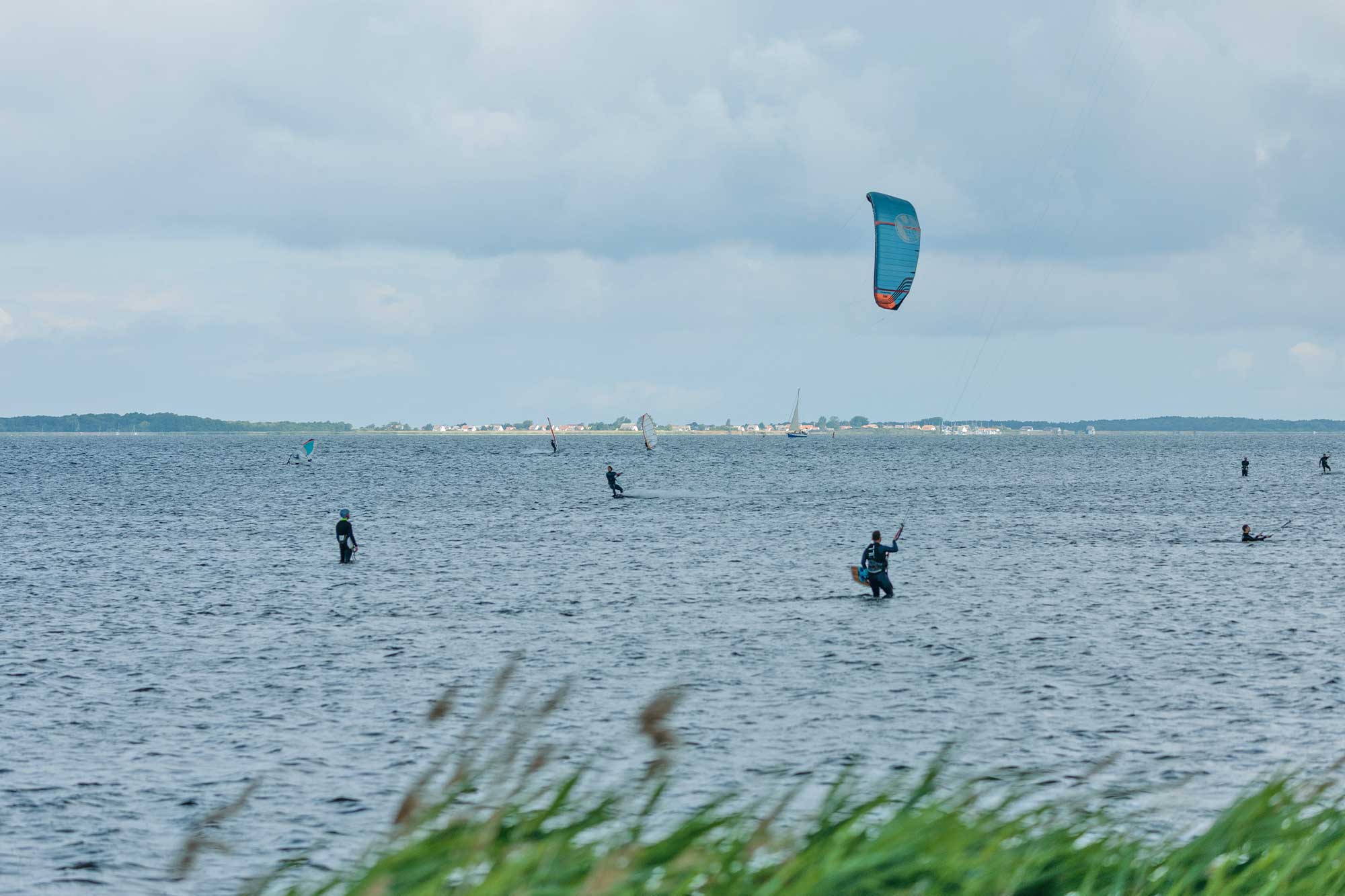 Blick auf den Kitespot Suhrendorf auf der Insel Ummanz an der Ostsee