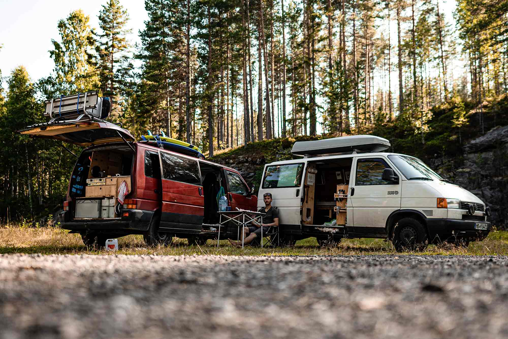 Zwei Campingbusse in einem Wald in Norwegen