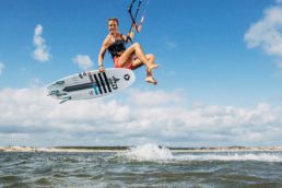Die deutsche Kiterin Sonja Bunte beim Kiten
