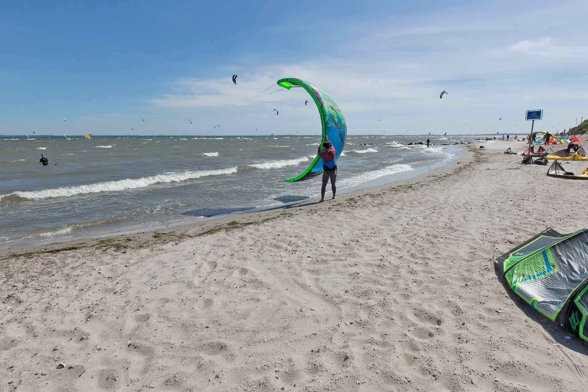 Starthelfer und Kiter am Strand von Rettin