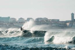 Jalou Langeree kitet in der Welle